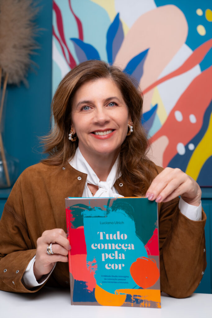 Luciana Ulrich com o seu novo livro, Tudo Começa pela Cor. 