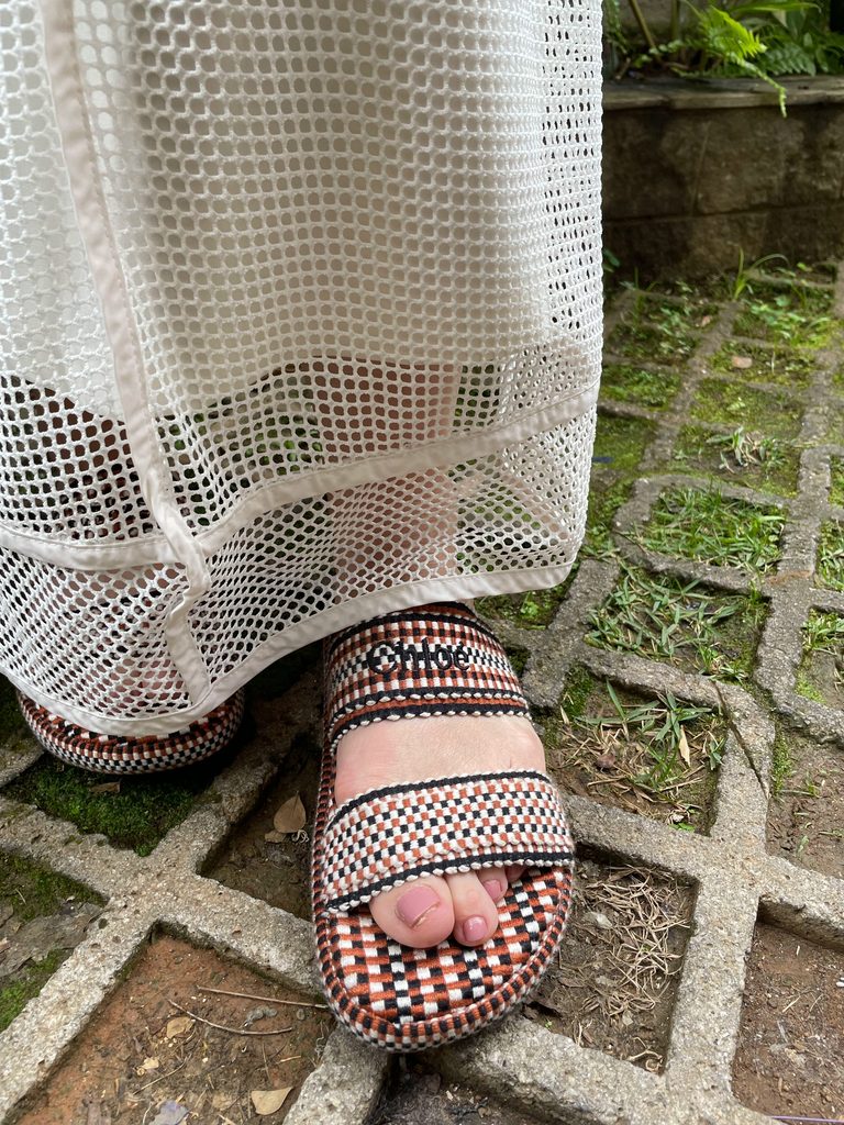 detalhes da sandália neutra